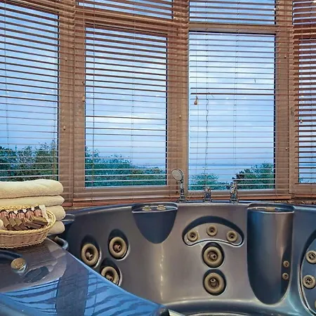 Luxury 4br Sea View With A Theatre And A Huge Jacuzzi Lejlighed